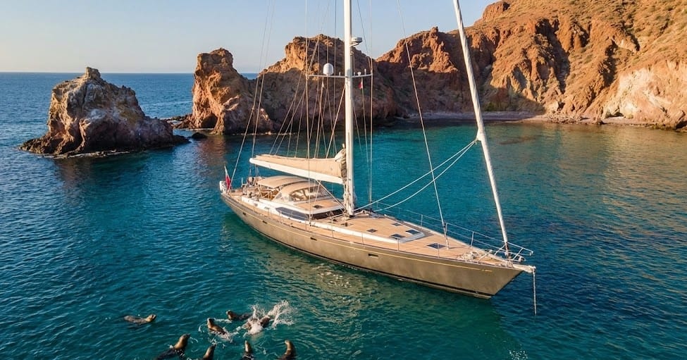 A Therapeutic Reset: Mind Recovery Through a Luxury Yacht Charter in La Paz & Sea of Cortez (Mexico Yacht Guide) 7 релаксація на яхті в ла-пасі — яхта в оточенні скель та бірюзової води